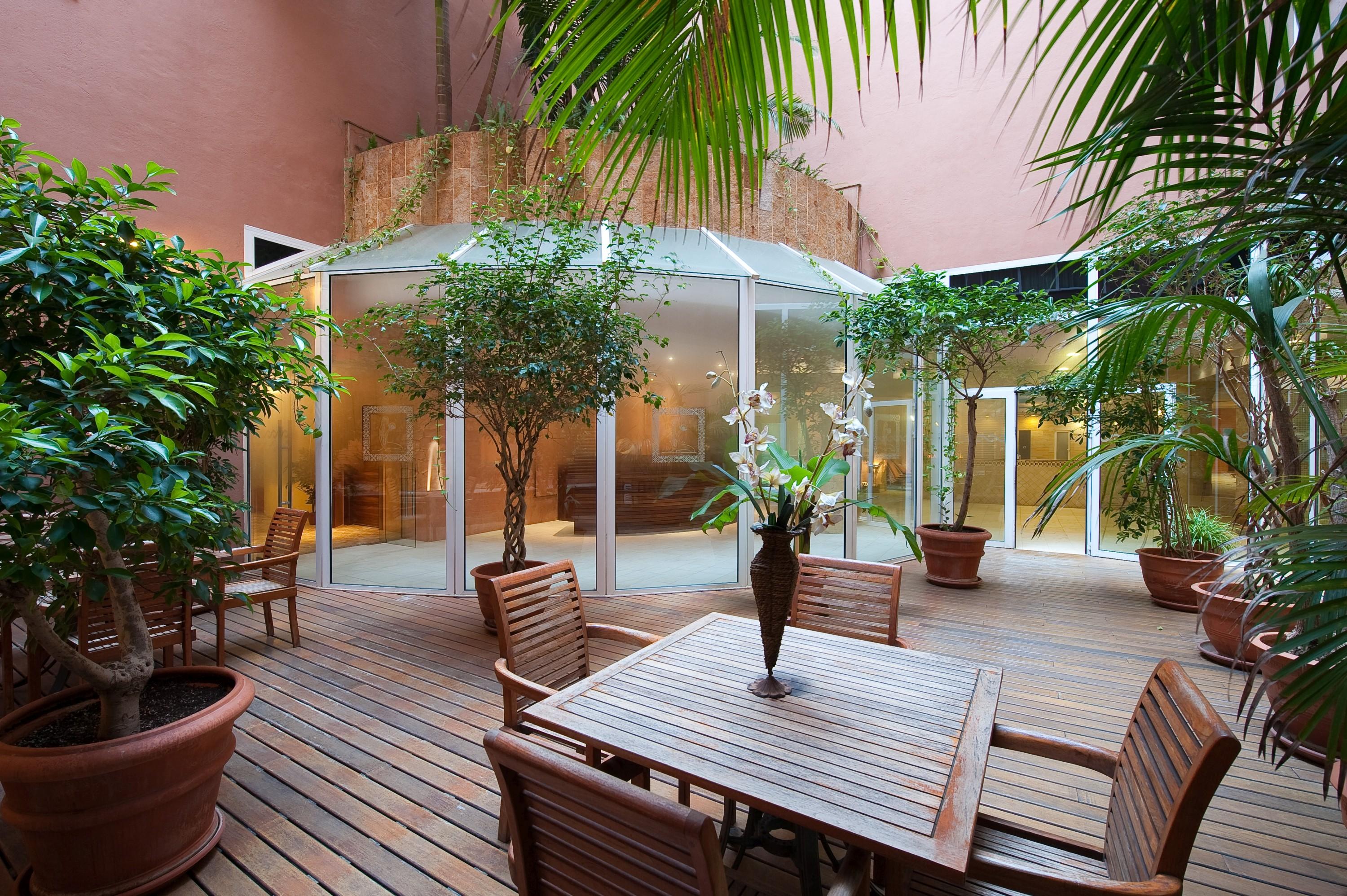 Elba Estepona Gran Hotel & Thalasso Spa Exterior photo The hotel's courtyard