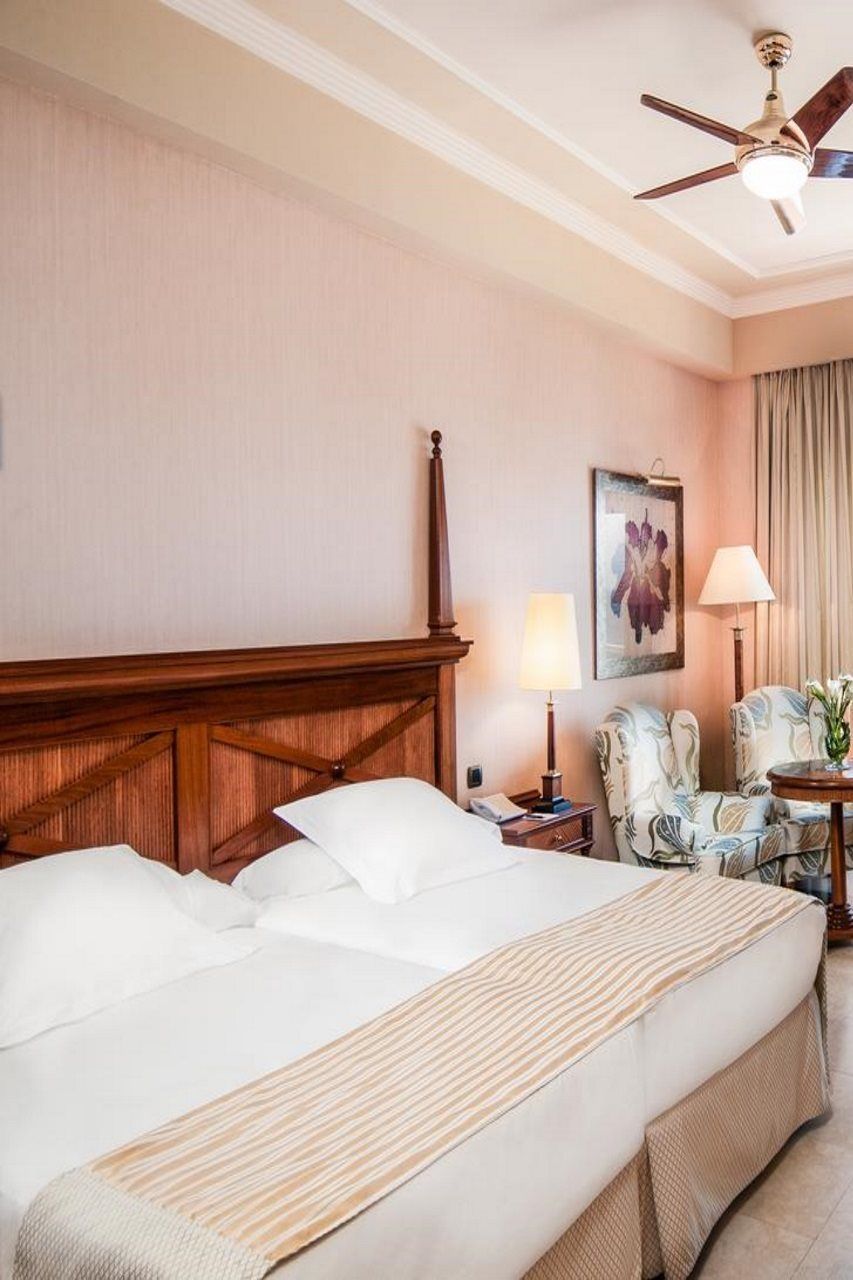 Elba Estepona Gran Hotel & Thalasso Spa Exterior photo A room at the hotel