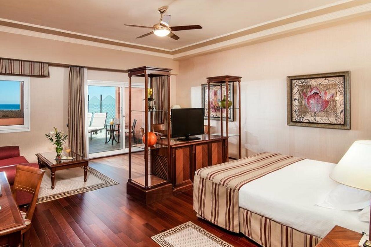 Elba Estepona Gran Hotel & Thalasso Spa Exterior photo Suite at the Hilton Athens